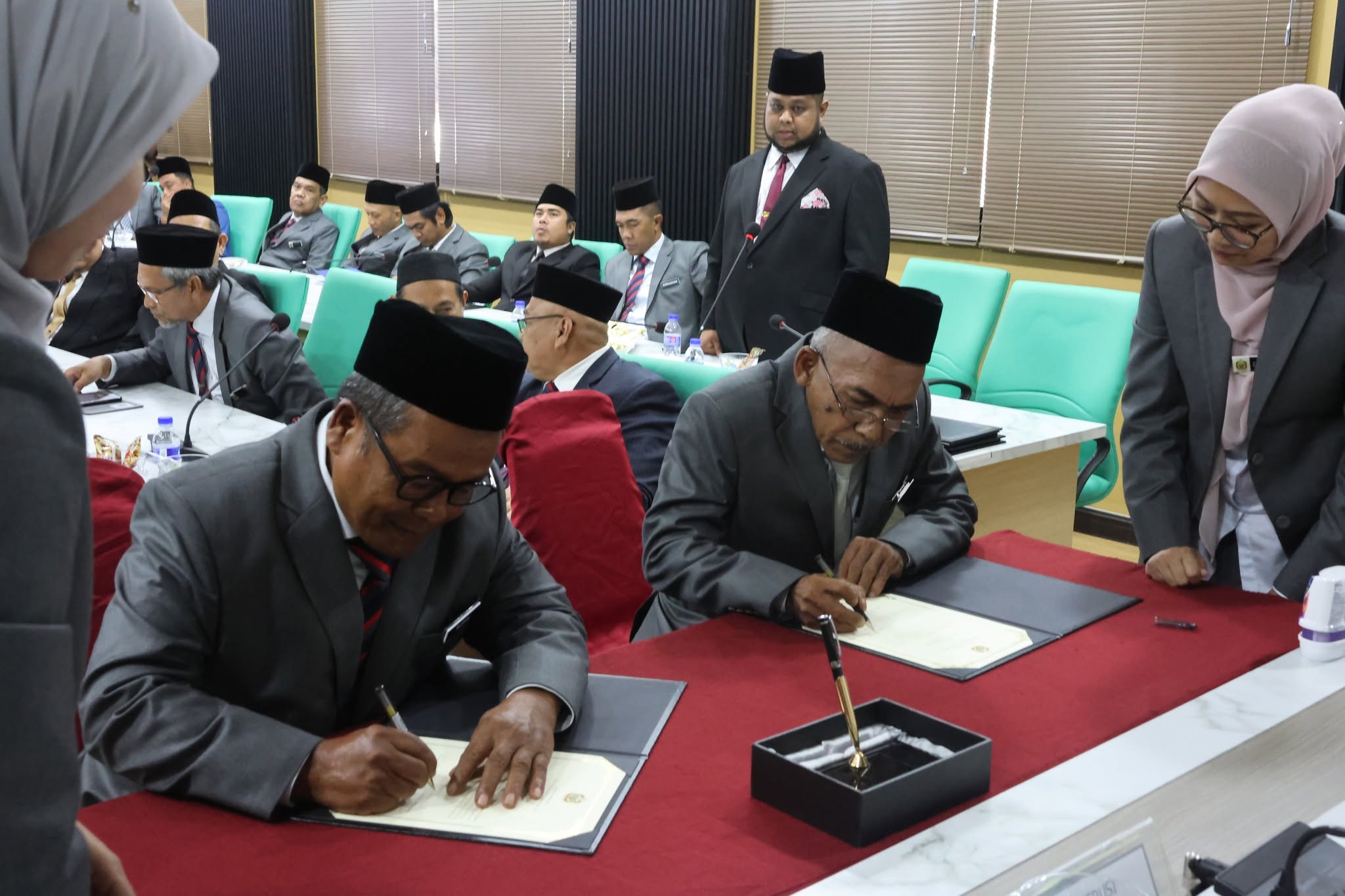 AHLI MAJLIS 42