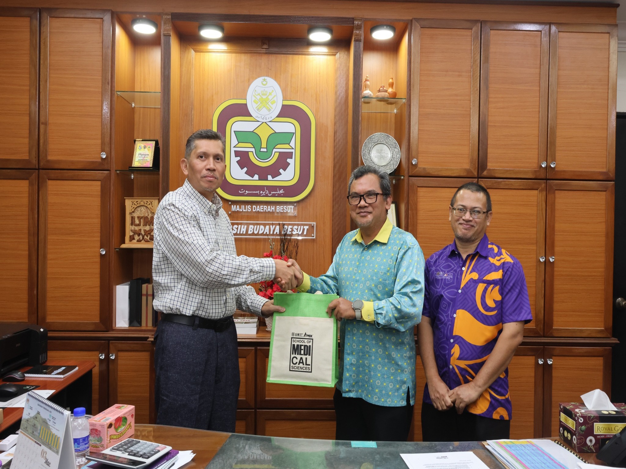 KUNJUNGAN HORMAT KE ATAS YANG DIPERTUA MDB BAGI PROGRAM KAJIAN KOMUNITI DAN KES KELUARGA DARI UNIVERSITI SAINS MALAYSIA